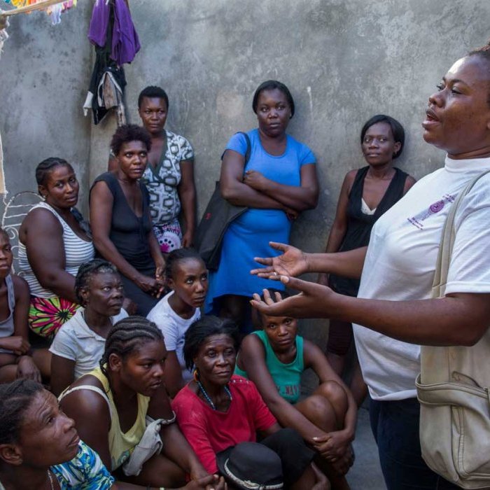 Haïti - Neslie François, du SOFA, anime une réunion sur l'autonomisation des femmes avec des membres de la communauté à Jérémie