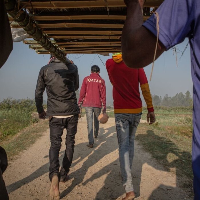 GHODGHANS, NÉPAL - 5 MARS 2022 : des membres de la famille ont incinéré le corps de Kripal Mandal, un ouvrier népalais mort à l'âge de 39 ans au Qatar, où des employeurs sont accusés d'exploiter des travailleurs migrants.