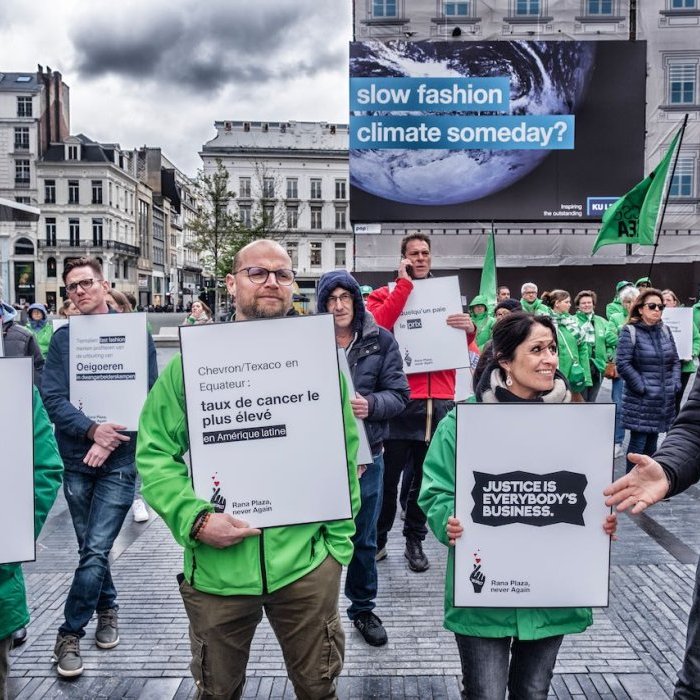Bruxelles : une boule de vêtements géante déambule Rue Neuve, 10 ans après l'effondrement de l'usine Rana Plaza