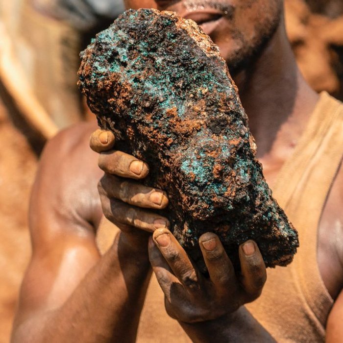 Dela wa Monga, un mineur artisanal, tient une pierre de cobalt dans la mine artisanale de Shabara, près de Kolwezi, le 12 octobre 2022. 