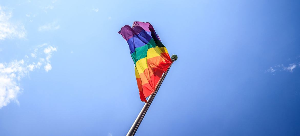  Le drapeau arc-en-ciel est devenu un symbole synonyme de la communauté LGBTQ+ et de sa lutte pour l'égalité des droits et l'acceptation à travers le monde.