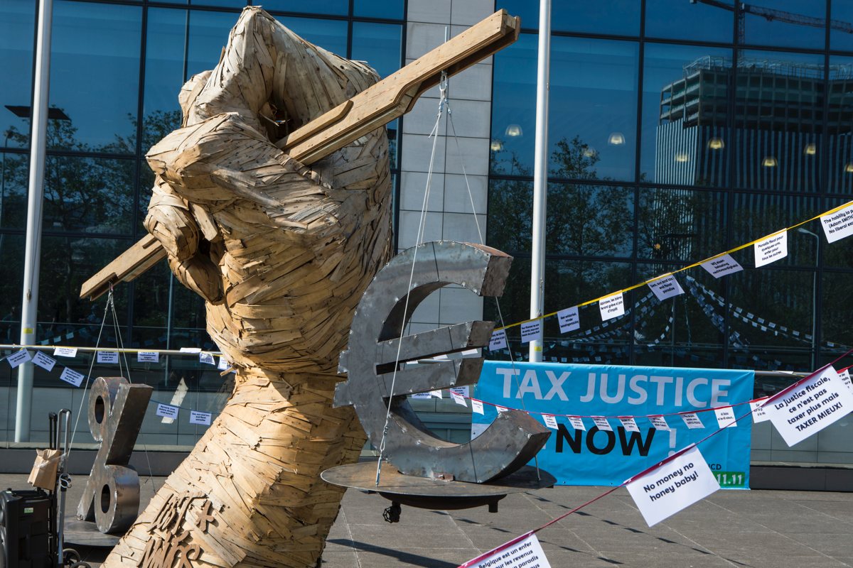 Action pour la justice fiscale à la Tour des Finances à Bruxelles.