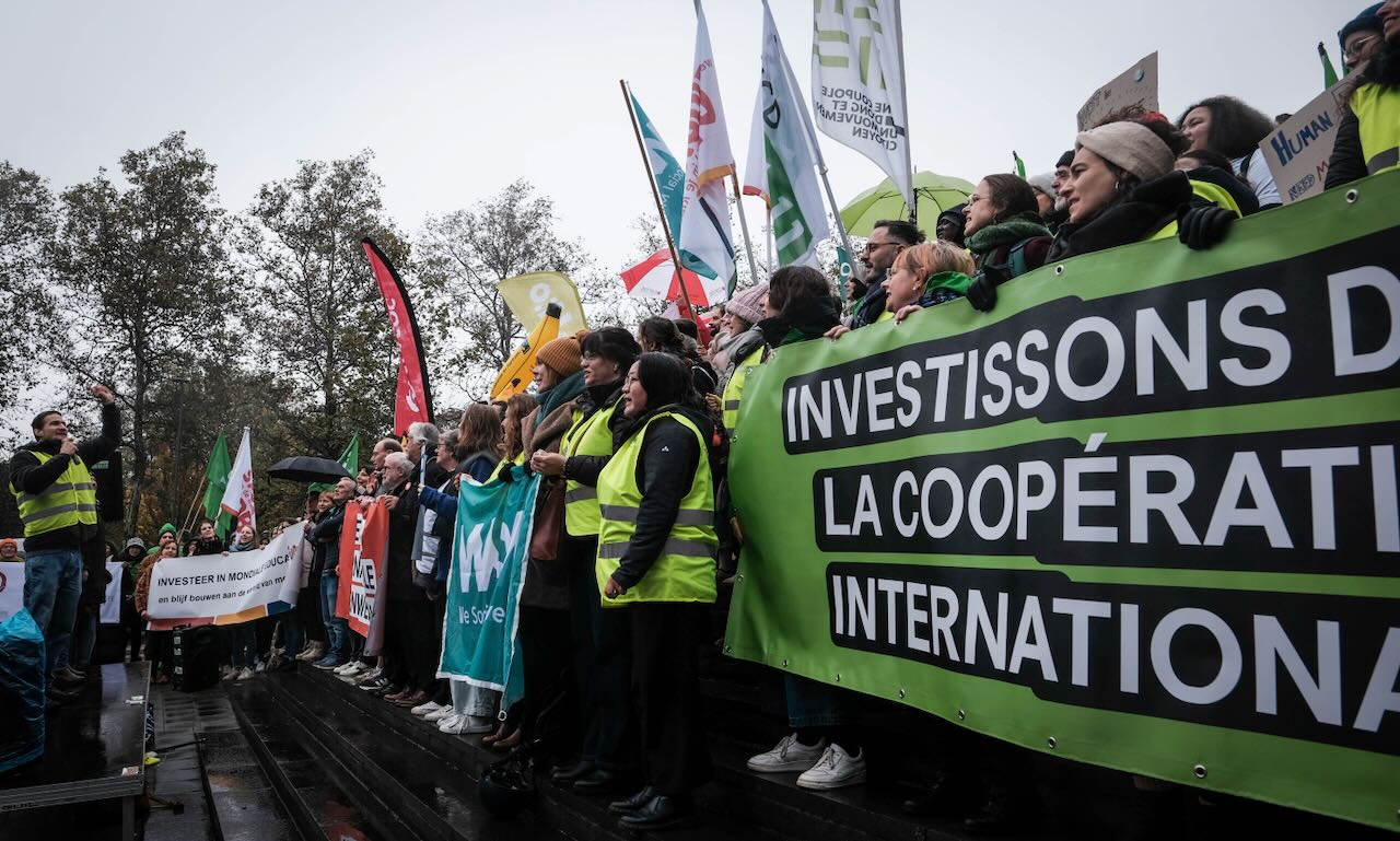Ensemble, mobilisons-nous pour la coopération internationale ! Rassemblement à la Tour des Finances, à Bruxelles.