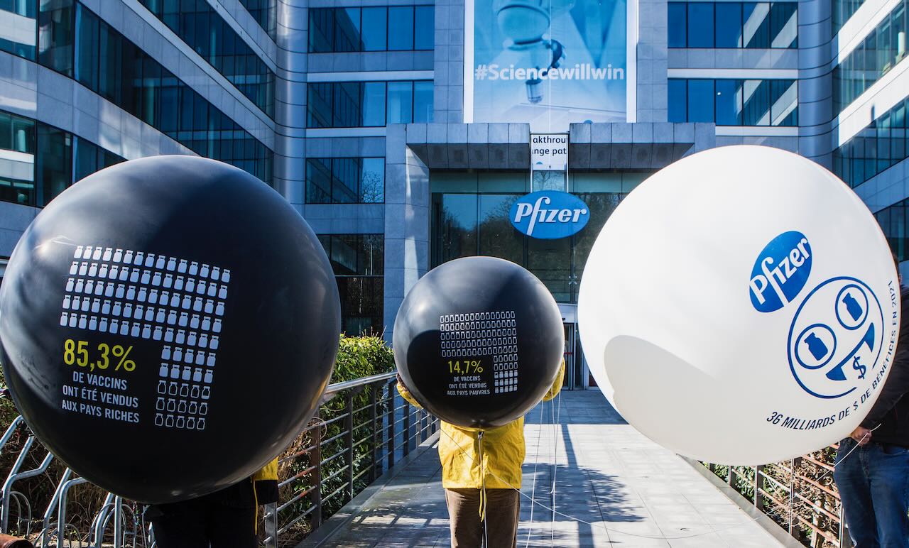 Mobilisation devant le siège de Pfizer pour dénoncer l'irresponsabilité des...