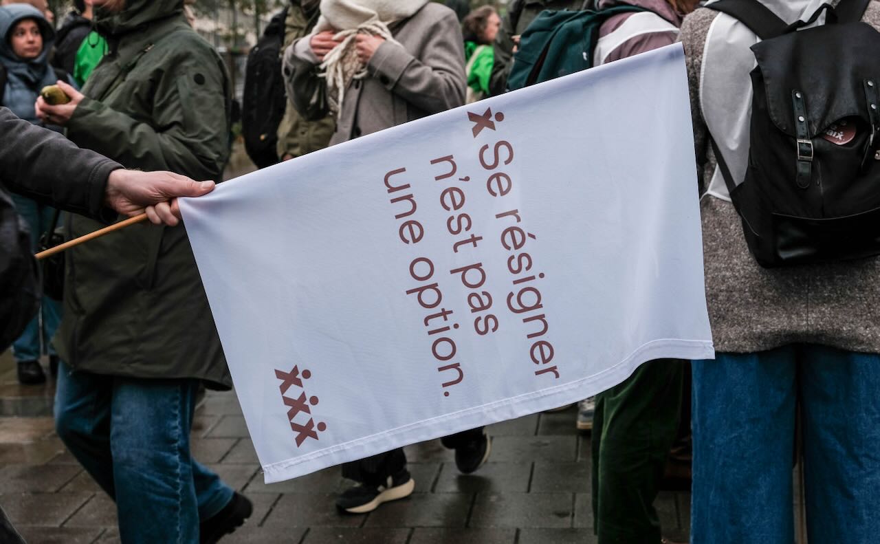 Rassemblement devant la Tour des Finances à Bruxelles pour défendre l'aide publique au développement.