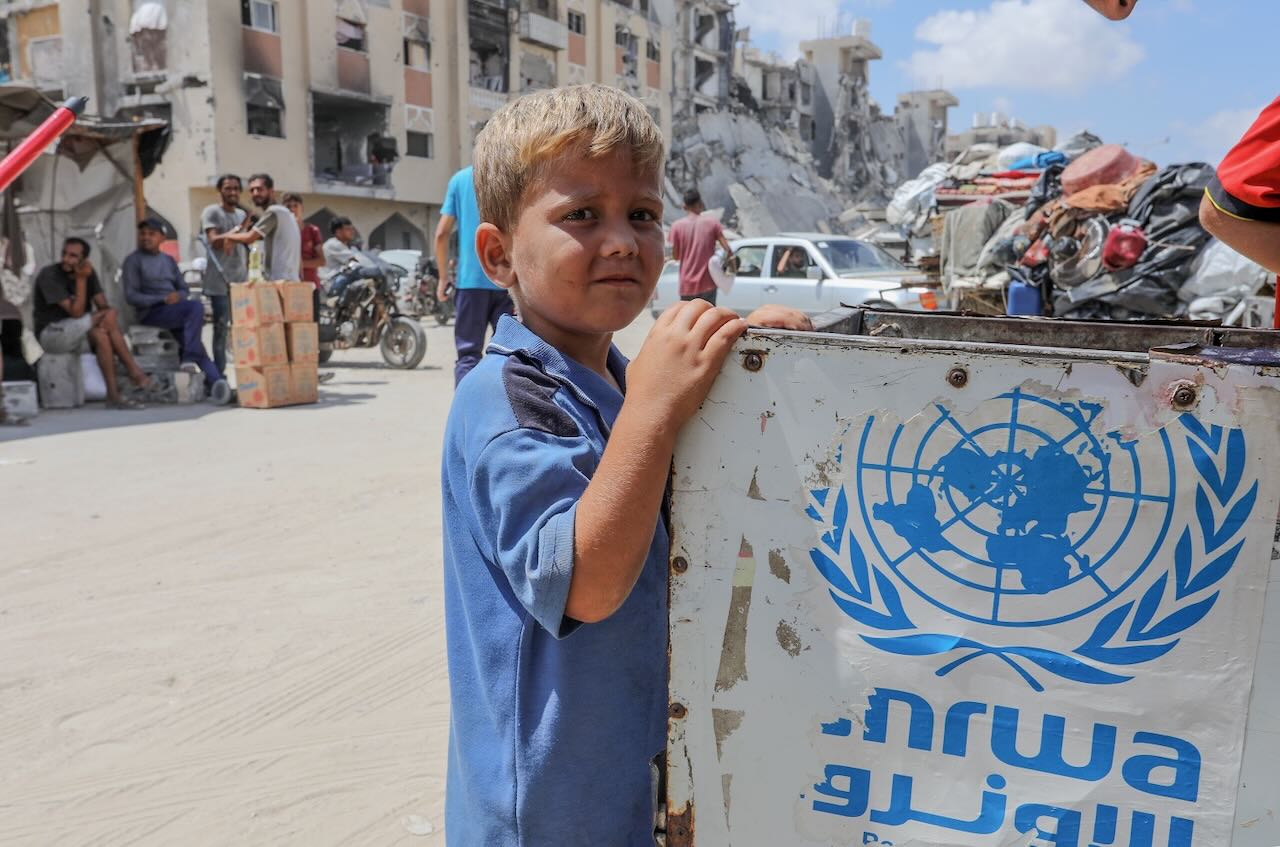 Des Palestiniens vus avec leurs biens après avoir fui la ville de Hamad pour des zones sécurisées en direction d'Al-Mawasi, à Khan Yunis, dans le sud de la bande de Gaza, le 11 août 2024. 