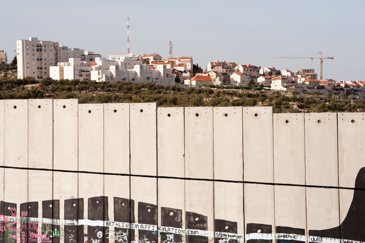  La construction se poursuit dans la colonie israélienne de Gilo, séparée de la ville de Bethléem en Cisjordanie par le mur de séparation israélien, le 10 mars 2012.