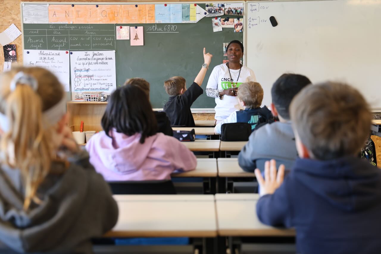 Animation dans une classe d'une école de Saint-Hubert par une volontaire.