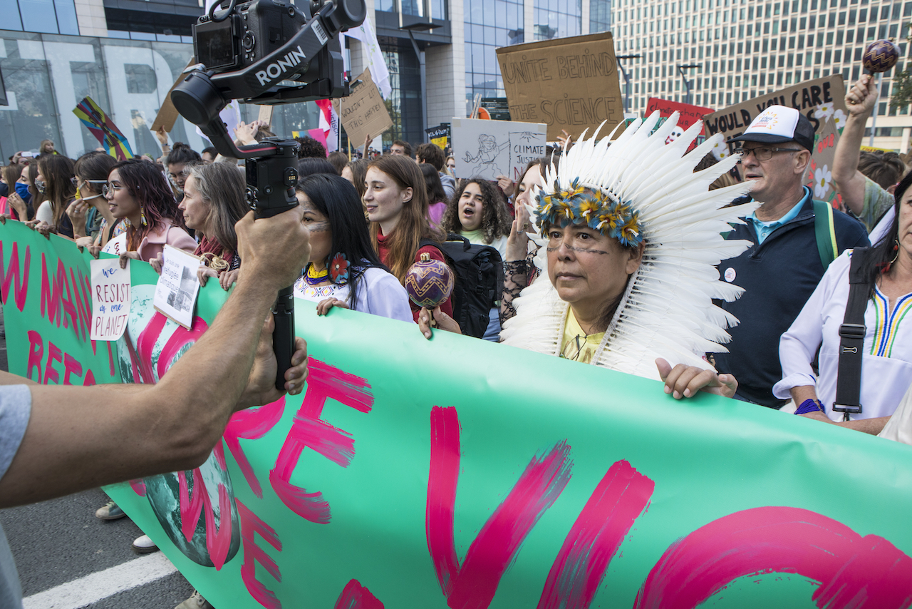 Déjà en 2021, une délégation de femmes de Sarayaku était présente en Belgique et avait participé avec 50 000 citoyen·nes à une marche pour la justice climatique à Bruxelles