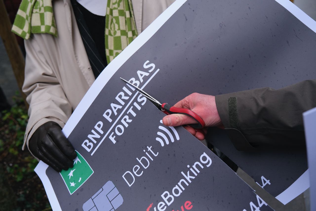 Action de la Coalition Don't Buy Into Occupation à Bruxelles en 2022 contre les investissements de BNP Paribas.