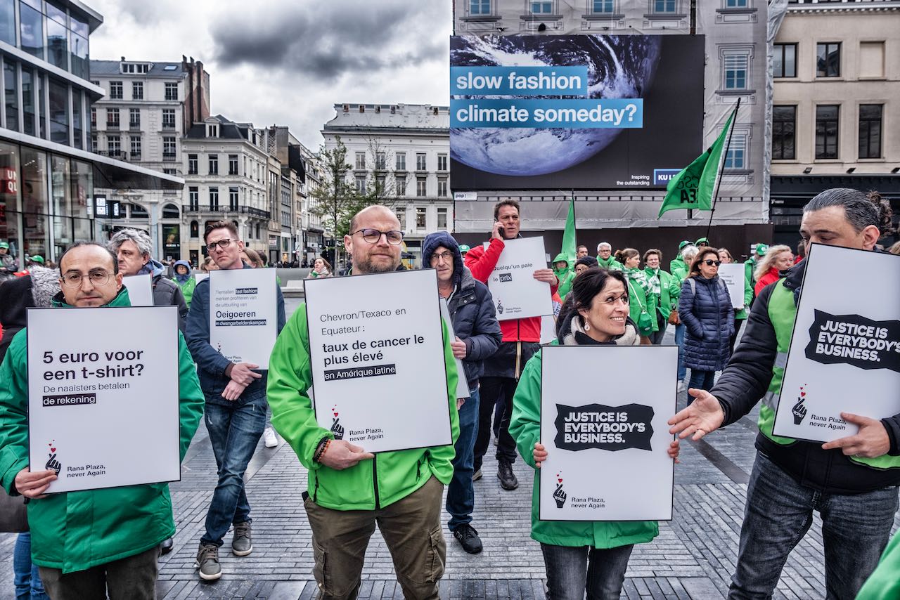 Bruxelles : une boule de vêtements géante déambule Rue Neuve, 10 ans après l'effondrement de l'usine Rana Plaza