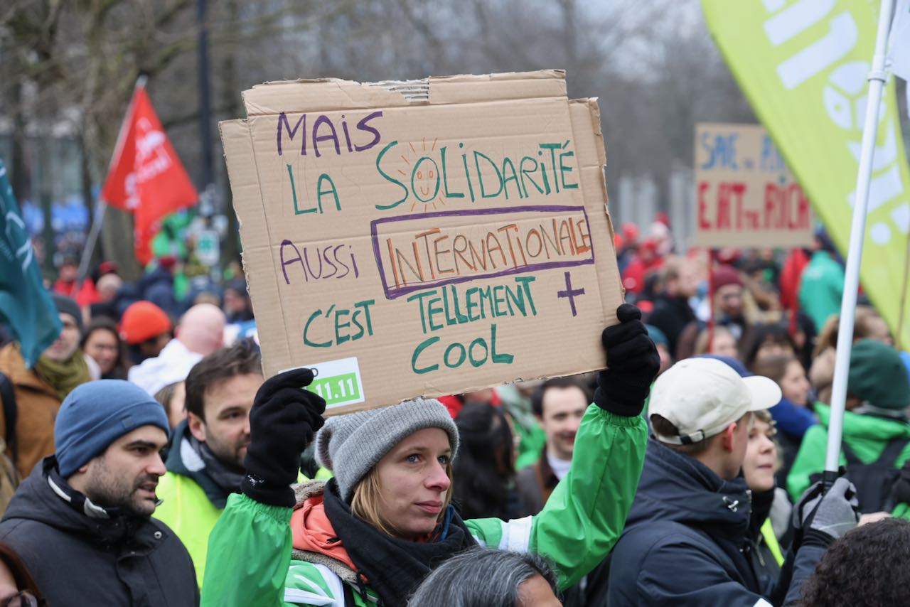 loc 'solidarité internationale' lors de la manifestation nationale à l'appel des syndicats le 13 février 2025 qui a rassemblé environ 100 000 personnes à Bruxelles.