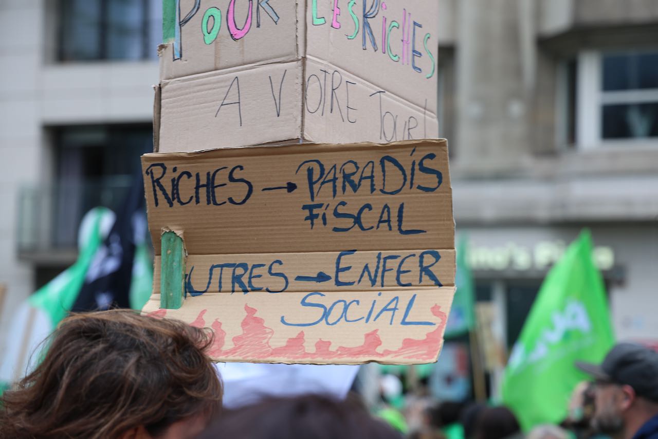 140 000 personnes ont manifesté le mardi 14 octobre dans les rues de Bruxelles contre une série de mesures du gouvernement Arizona et des entitées fédérées.