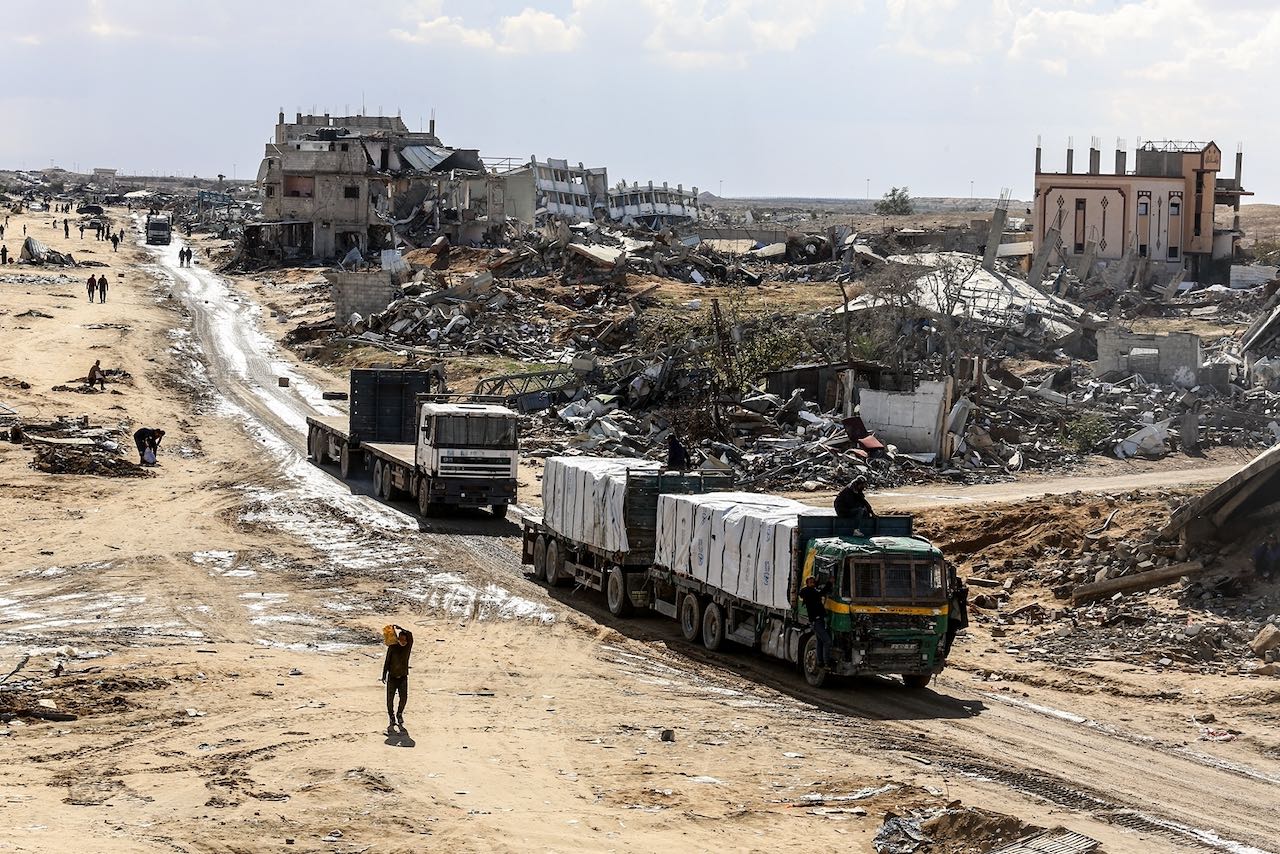 Des camions palestiniens chargés d'aide humanitaire traversent le point de passage de Karem Shalom jusqu'à Rafah, dans le sud de la bande de Gaza, le 23 janvier 2025. L'aide humanitaire à Gaza est bloquée par Israël depuis le 2 mars 2025. 
