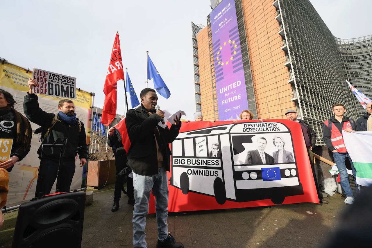 Des ONG et des syndicats se sont réunis le 25 février 2025 pour protester contre l'initiative profondément antidémocratique de la Commission avec une loi Omnibus, qui remet en question des avancées de la législature précédente.