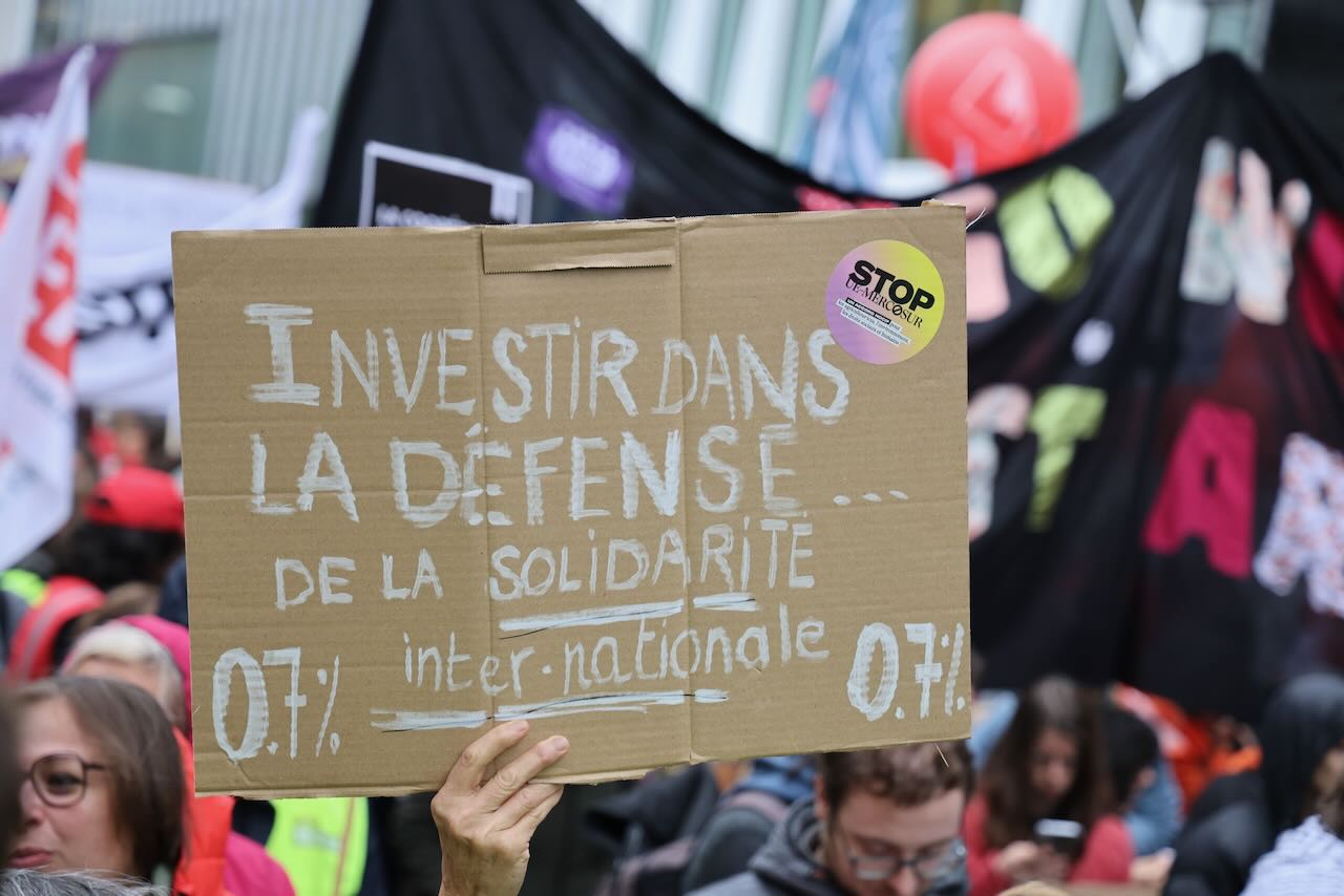 140 000 personnes ont manifesté le mardi 14 octobre dans les rues de Bruxelles contre une série de mesures du gouvernement Arizona et des entitées fédérées.