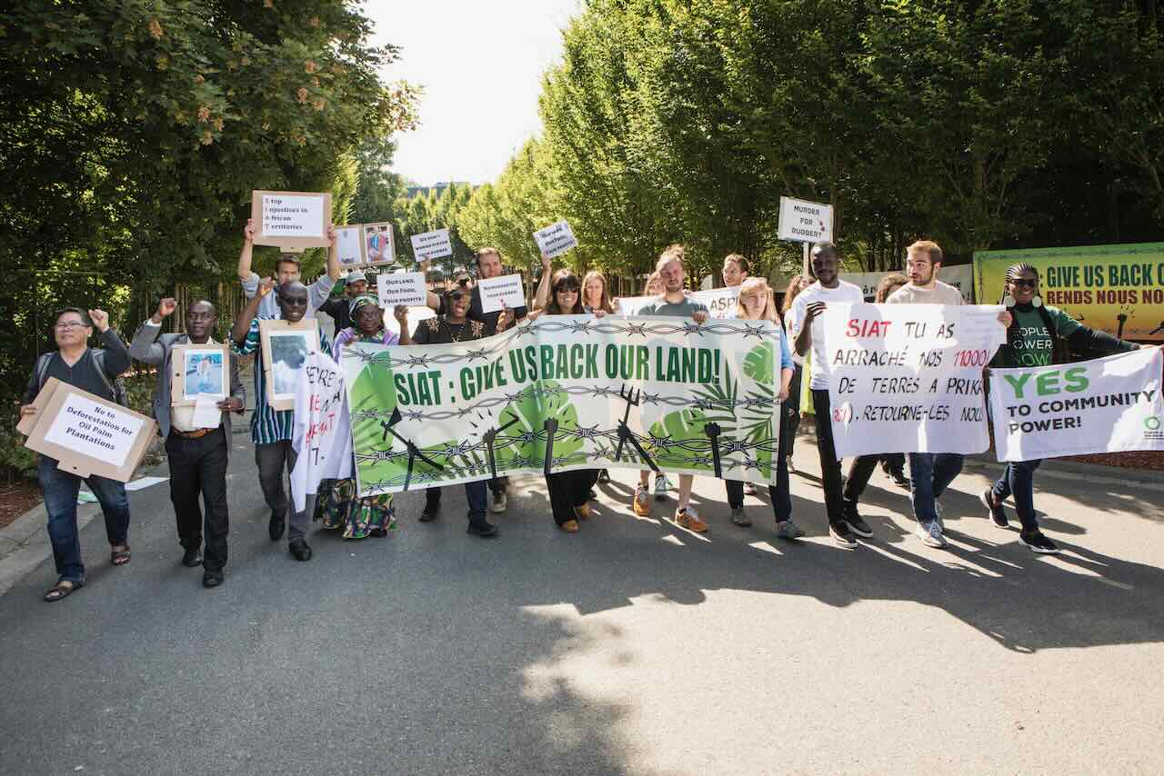 A Zaventem, ce 22 juin, une délégation africaine devant le siège de l'entreprise belge SIAT pour réclamer leurs terres et exiger le respect des droits humains
