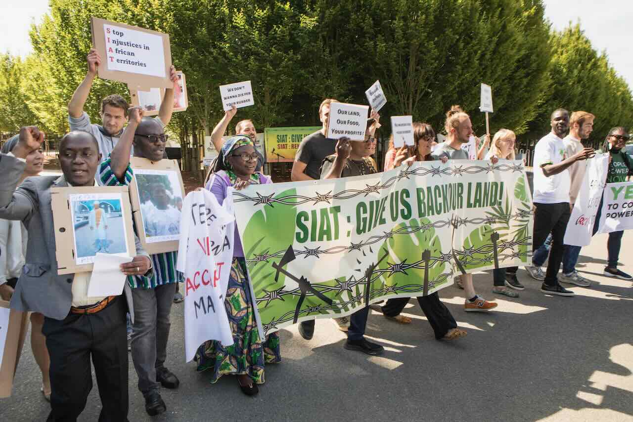 A Zaventem, ce 22 juin, une délégation africaine devant le siège de l'entreprise belge SIAT pour réclamer leurs terres et exiger le respect des droits humains