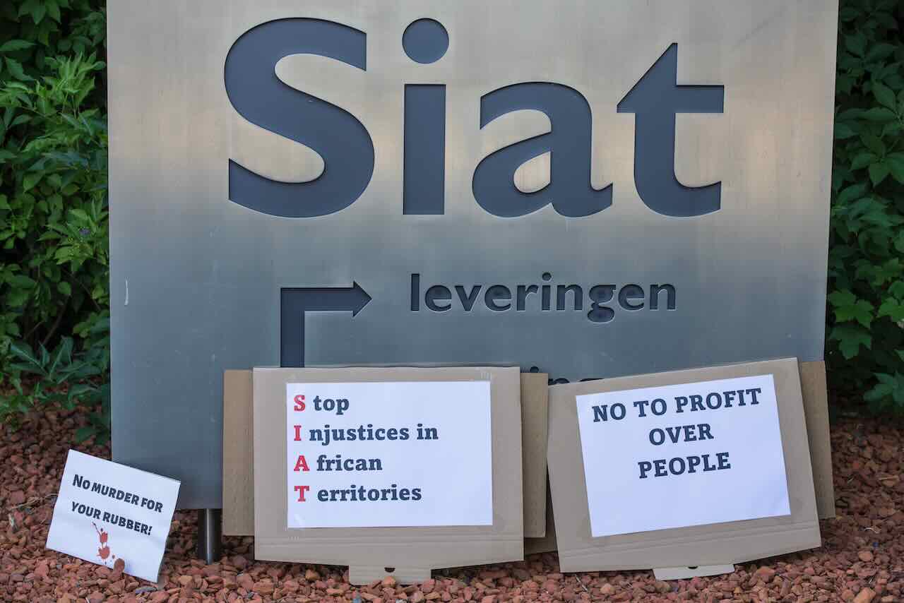 A Zaventem, ce 22 juin, une délégation africaine devant le siège de l'entreprise belge SIAT pour réclamer leurs terres et exiger le respect des droits humains