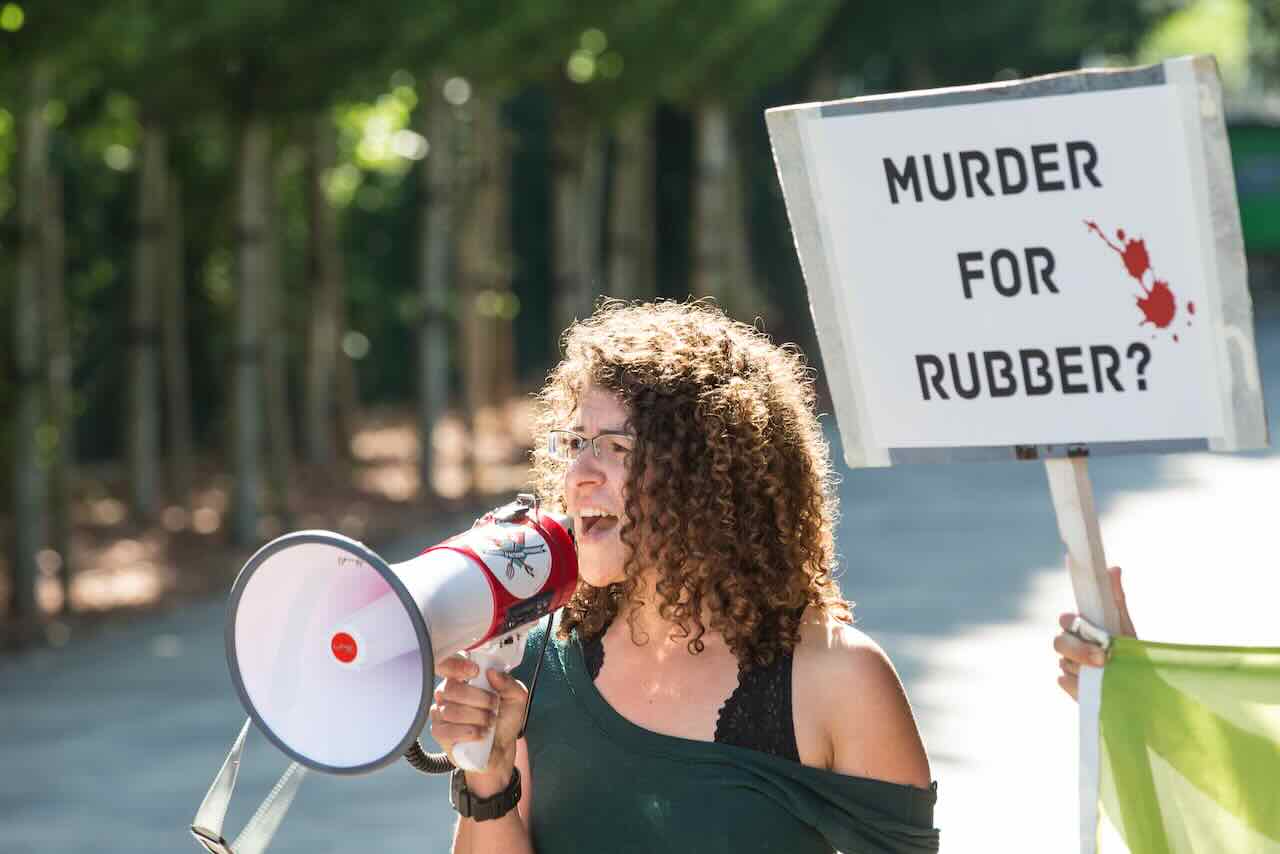 A Zaventem, ce 22 juin, une délégation africaine devant le siège de l'entreprise belge SIAT pour réclamer leurs terres et exiger le respect des droits humains