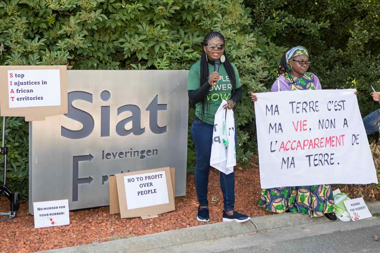 A Zaventem, ce 22 juin, une délégation africaine devant le siège de l'entreprise belge SIAT pour réclamer leurs terres et exiger le respect des droits humains