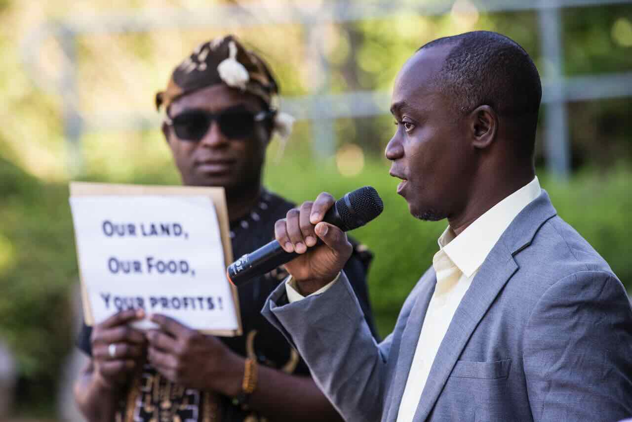 A Zaventem, ce 22 juin, une délégation africaine devant le siège de l'entreprise belge SIAT pour réclamer leurs terres et exiger le respect des droits humains