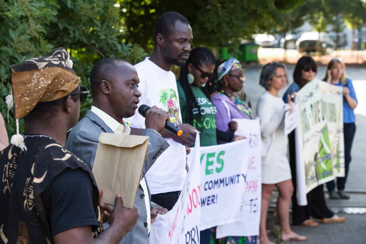 A Zaventem, ce 22 juin, une délégation africaine devant le siège de l'entreprise belge SIAT pour réclamer leurs terres et exiger le respect des droits humains