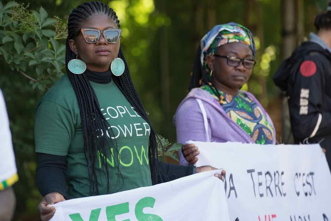 A Zaventem, ce 22 juin, une délégation africaine devant le siège de l'entreprise belge SIAT pour réclamer leurs terres et exiger le respect des droits humains