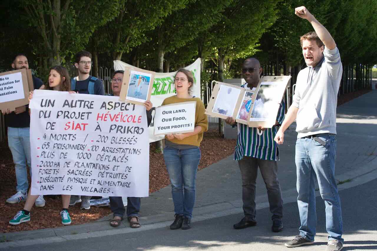 A Zaventem, ce 22 juin, une délégation africaine devant le siège de l'entreprise belge SIAT pour réclamer leurs terres et exiger le respect des droits humains