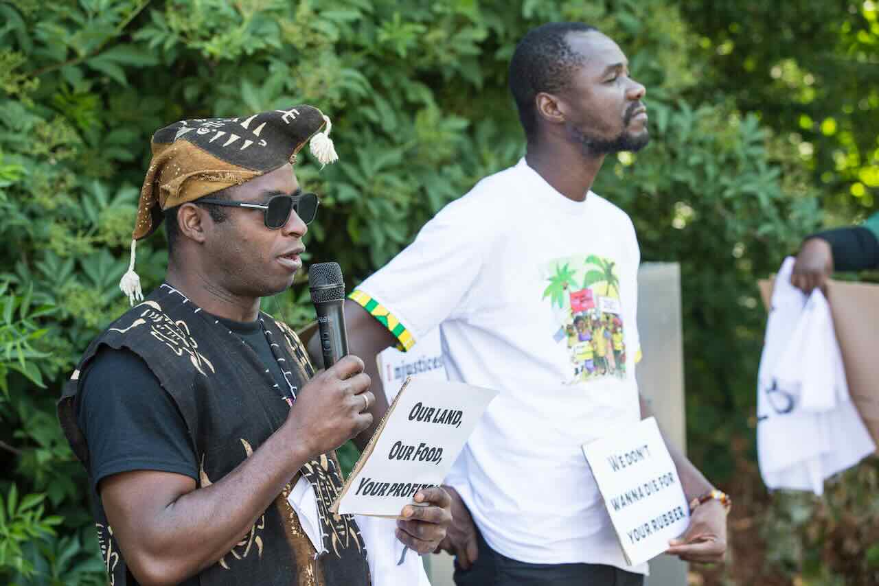 A Zaventem, ce 22 juin, une délégation africaine devant le siège de l'entreprise belge SIAT pour réclamer leurs terres et exiger le respect des droits humains