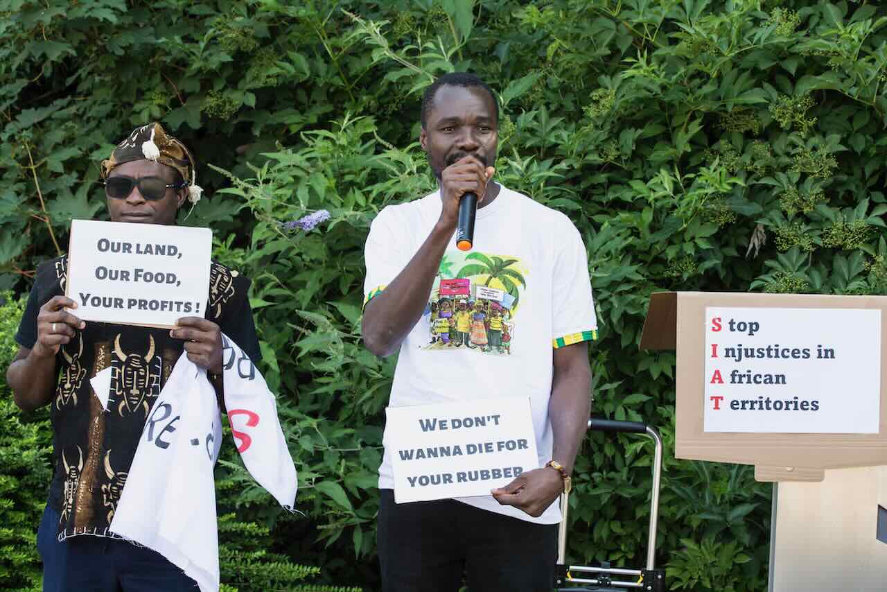 A Zaventem, ce 22 juin, une délégation africaine devant le siège de l'entreprise belge SIAT pour réclamer leurs terres et exiger le respect des droits humains