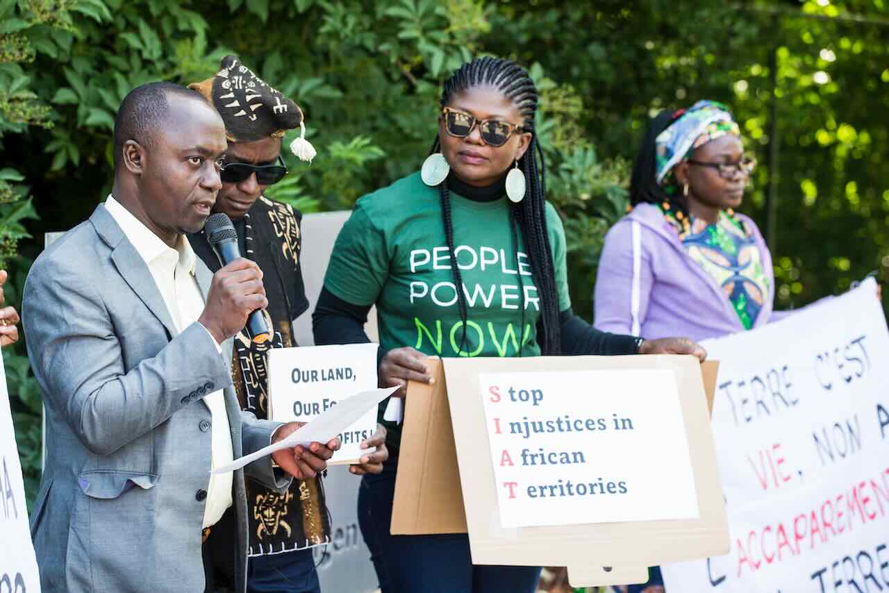 A Zaventem, ce 22 juin, une délégation africaine devant le siège de l'entreprise belge SIAT pour réclamer leurs terres et exiger le respect des droits humains