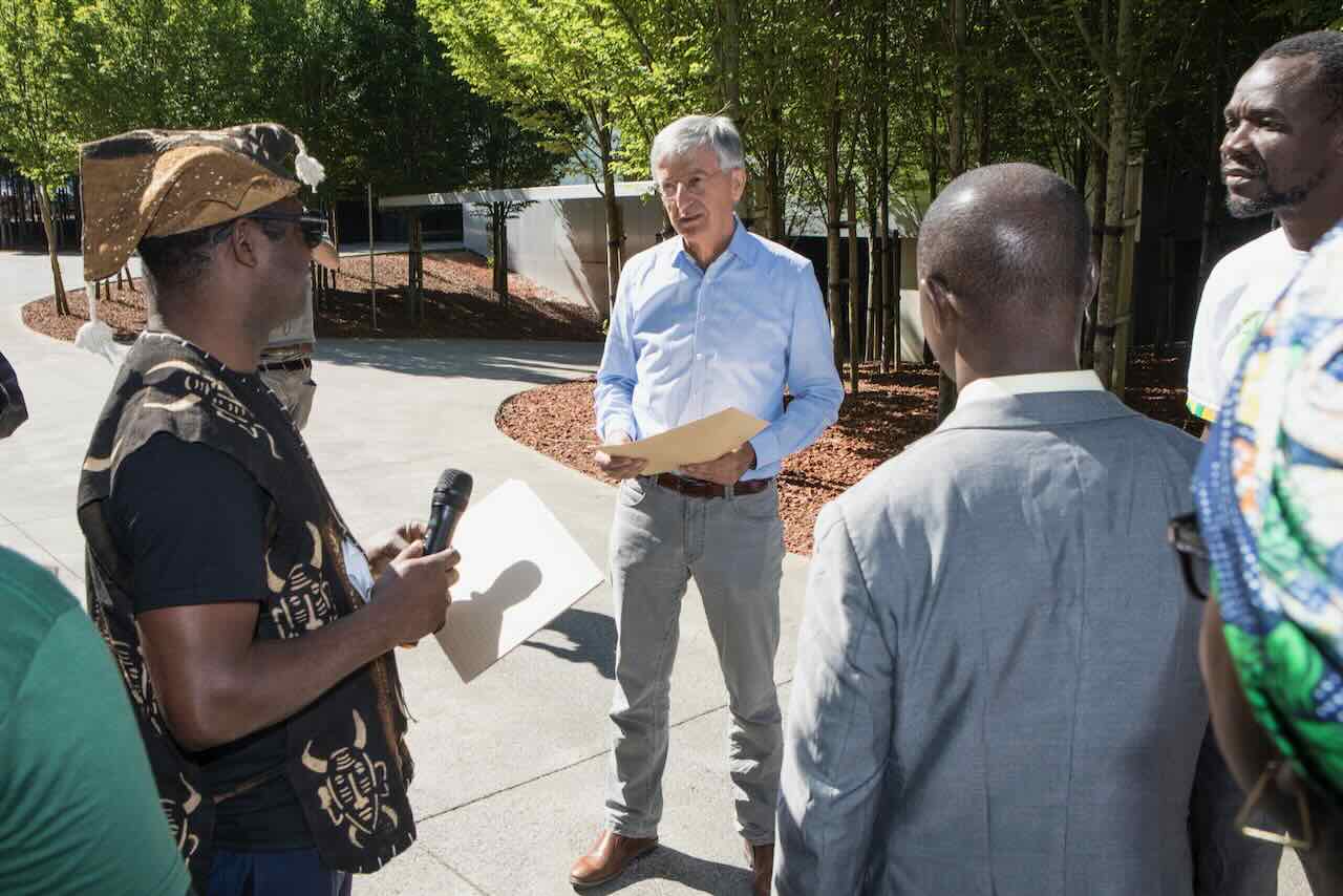 A Zaventem, ce 22 juin, une délégation africaine devant le siège de l'entreprise belge SIAT pour réclamer leurs terres et exiger le respect des droits humains