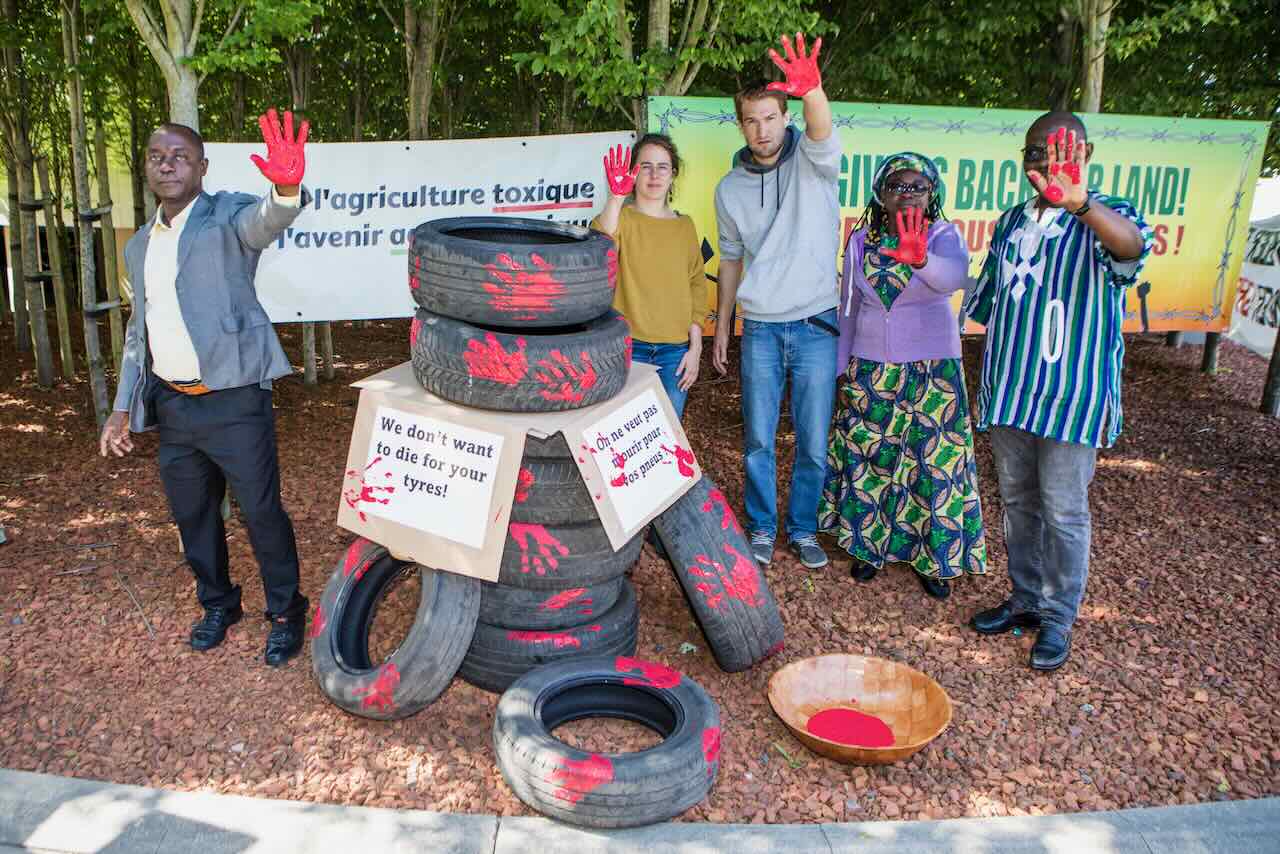 A Zaventem, ce 22 juin, une délégation africaine devant le siège de l'entreprise belge SIAT pour réclamer leurs terres et exiger le respect des droits humains