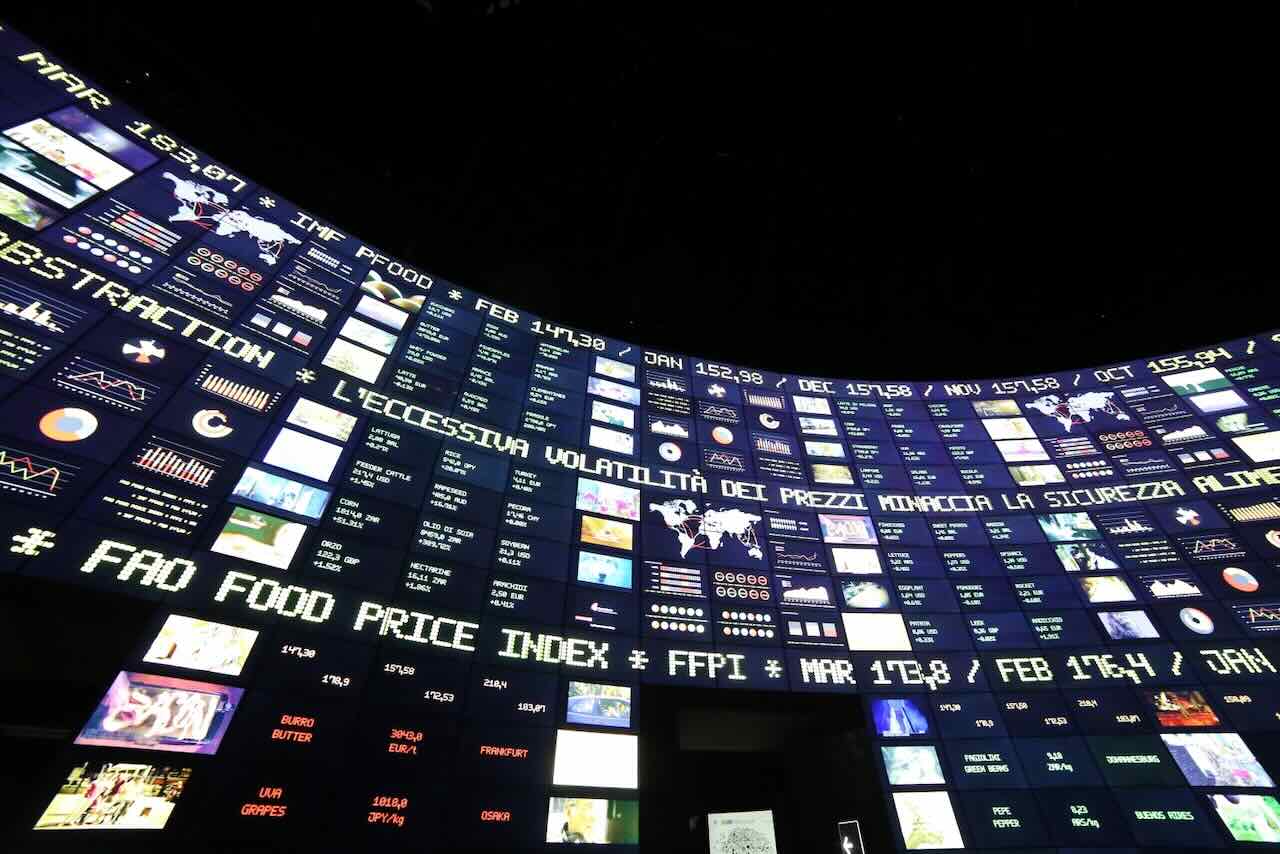 Milan, Italie - 8 septembre 2015. Exposition universelle Expo Milan 2015. Grand écran dans le Pavillon Zéro. Bourse de l'alimentation.