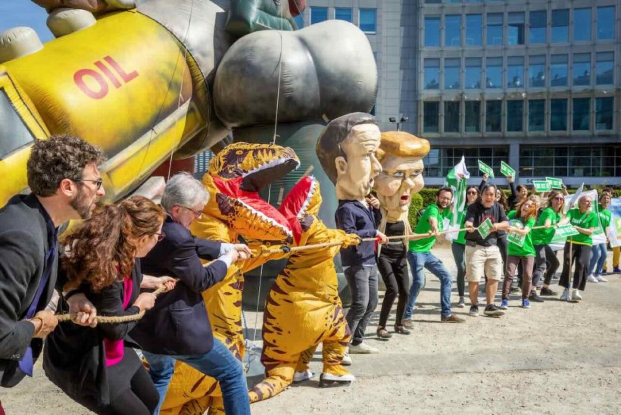 YE-BYE, ECT-REX ! Action contre le TCE devant la Commission européenne à Bruxelles, le 17 mai 2022