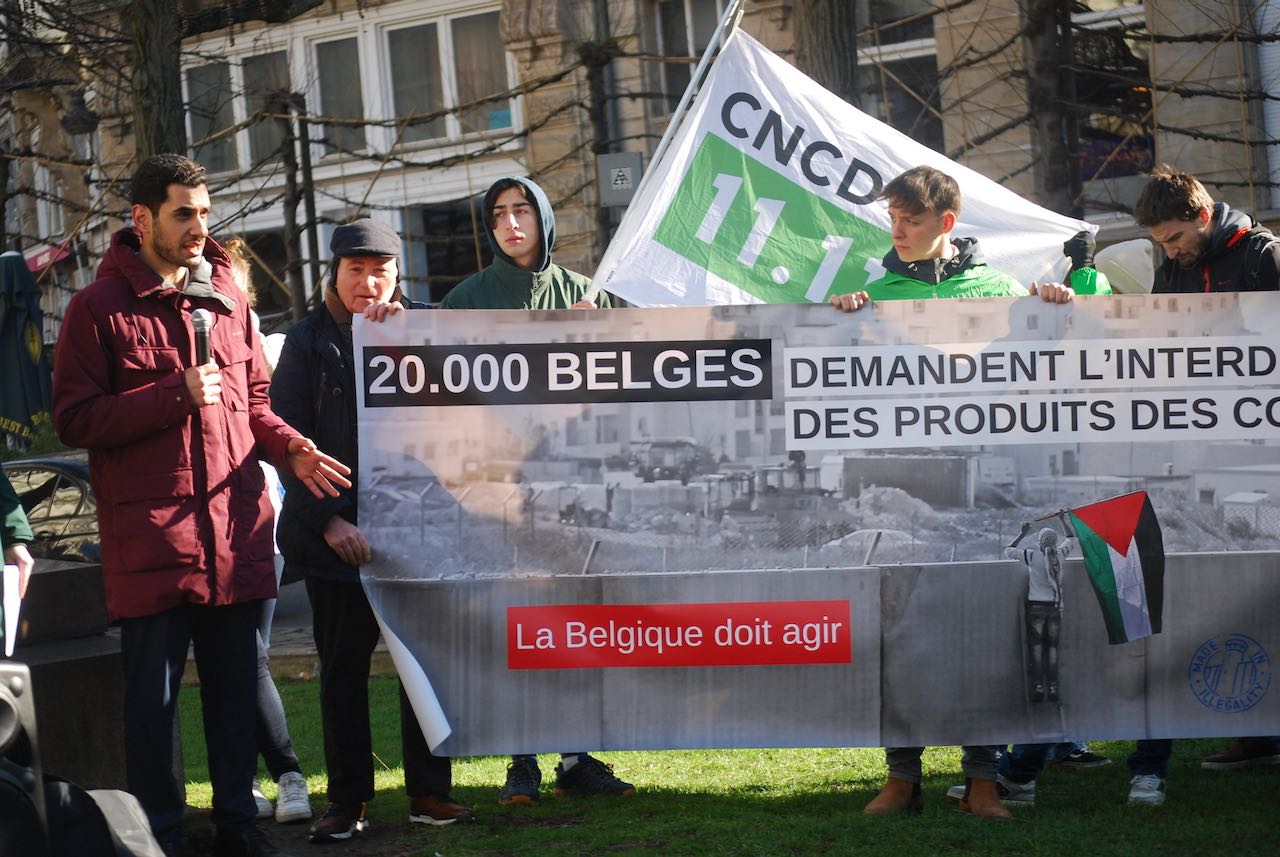 Muhammad Shehada, Euro-Med Monitor, lors de la remise d'une pétition de 20 000 Belges demandant l'interdiction du commerce avec la colonies israéliennes.