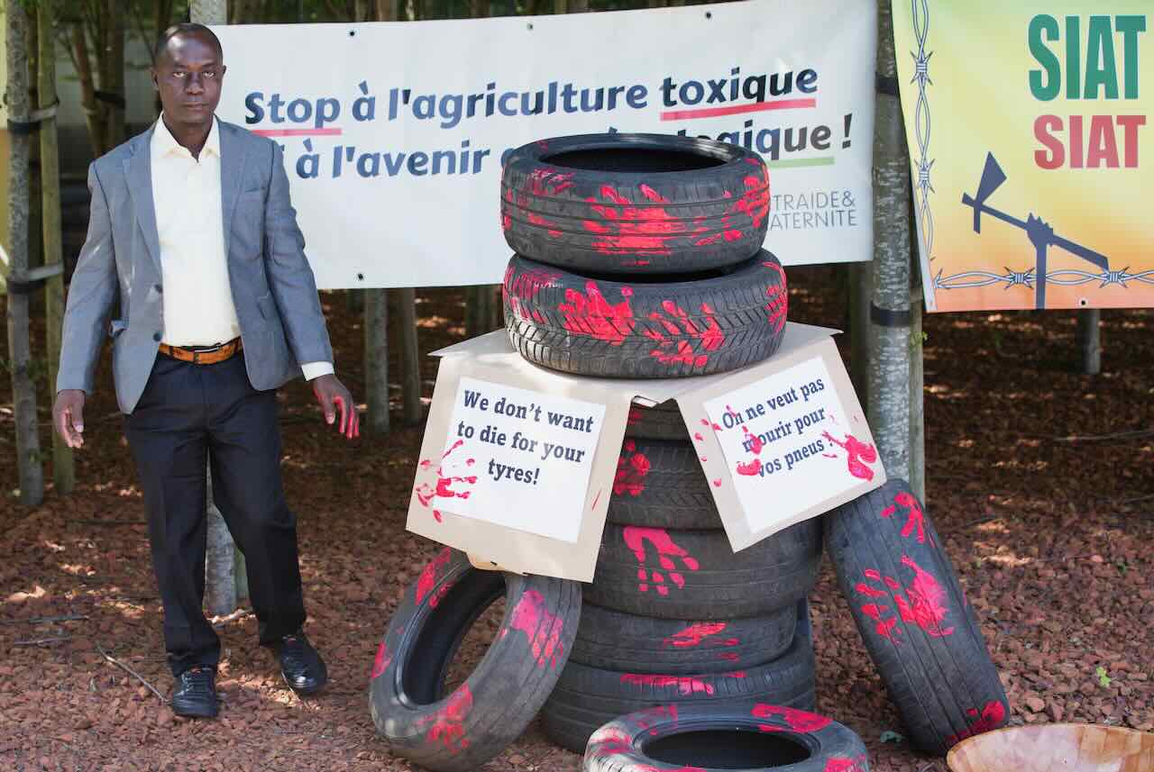 A Zaventem, ce 22 juin, une délégation africaine devant le siège de l'entreprise belge SIAT pour réclamer leurs terres et exiger le respect des droits humains