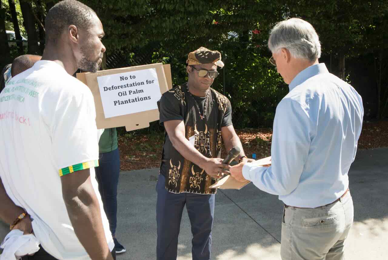 A Zaventem, ce 22 juin, une délégation africaine devant le siège de l'entreprise belge SIAT pour réclamer leurs terres et exiger le respect des droits humains