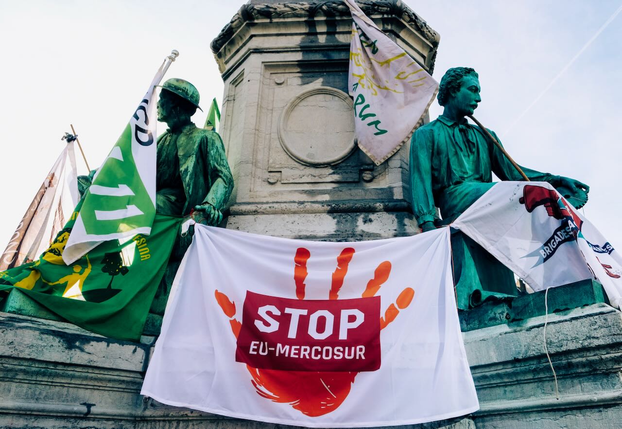 Rassemblement contre l'accord UE-Mercosur de la société civile à Bruxelles devant le Parlement européen le 4 septembre 2025 