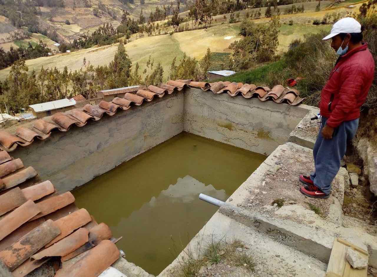 Andes péruviennes. Irrigation : mini-réservoir familial installé par un producteur