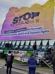 Accord UE-Mercosur : on n'en veut pas ! Action contre l'accord commercial UE-Mercosur à l'aéroport de Bierset (Liège)