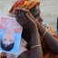 Des proches de victimes brandissent les portraits de nombreux disparus de l'effondrement d'un bâtiment d'une usine de vêtements, à Savar, près de Dhaka, au Bangladesh, le 3 mai 2013.
