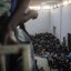Personnes migrantes d'Afrique subsaharienne entassées dans une section du centre de détention de Zawiyah en Libye.
