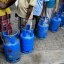 Des personnes font la queue pour acheter des bouteilles de gaz (GPL) à Colombo le 31 décembre 2021, alors que des pénuries de produits de première nécessité frappent l'île suite à une grave pénurie de devises étrangères pour financer les importations.