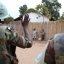 Des soldats de la Monusco saluent des enfants, Katanga, RDC 2016.
