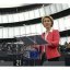 La présidente de la Commission européenne, Ursula von der Leyen, prend la parole alors que le premier vice-président de la Commission européenne, Frans Timmermans, l'écoute pendant la présentation du collège des commissaires et de leur programme au Parlement européen, le 27 novembre 2019 à Strasbourg.