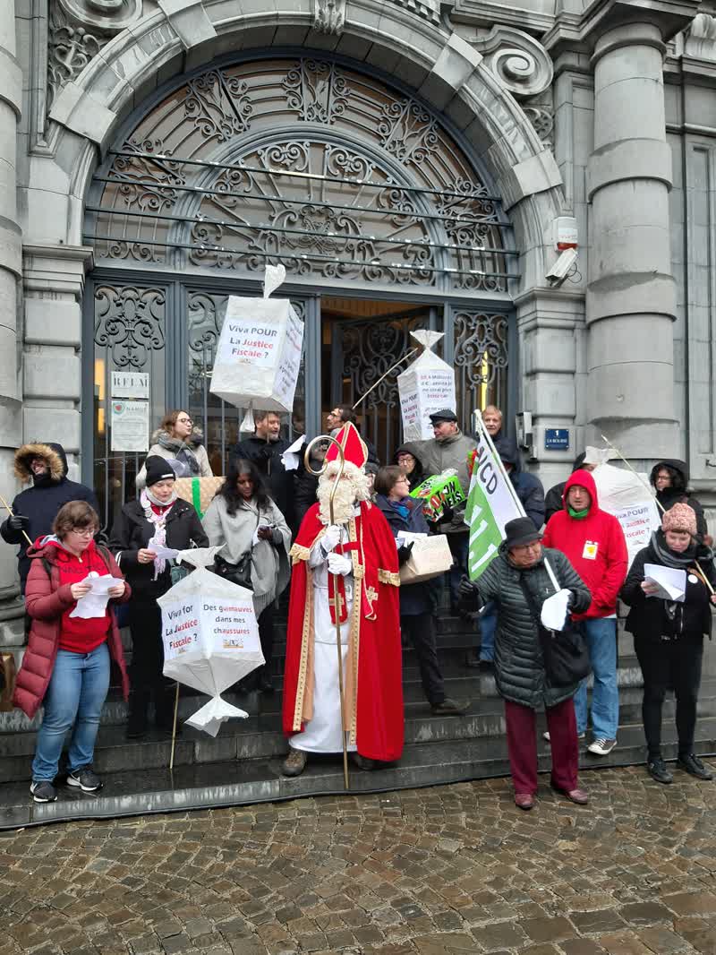2019-12-06-namur-justice-fiscale-multinationales-cadeaux-saint-nicolas-source-facebook-id2.jpg