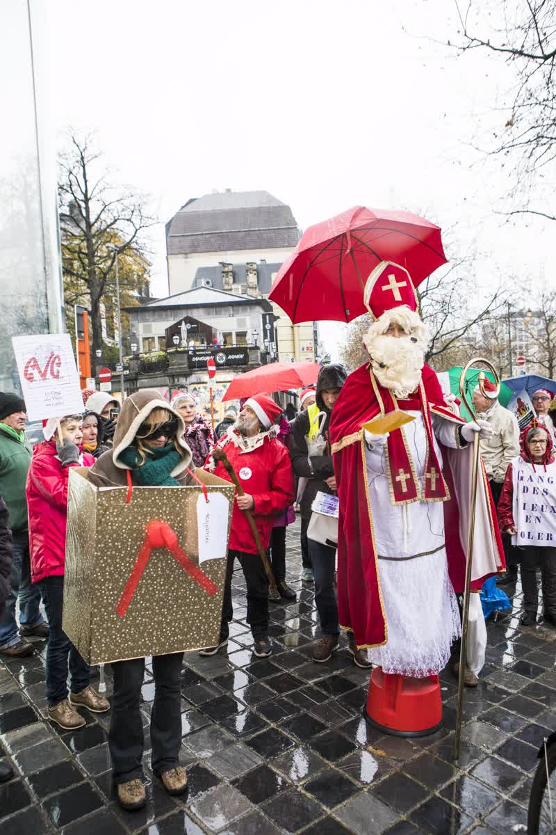 2019-12-06-bruxelles-apple-store-justice-fiscale-multinationales-cadeaux-saint-nicolas-_c_arnaud-ghy