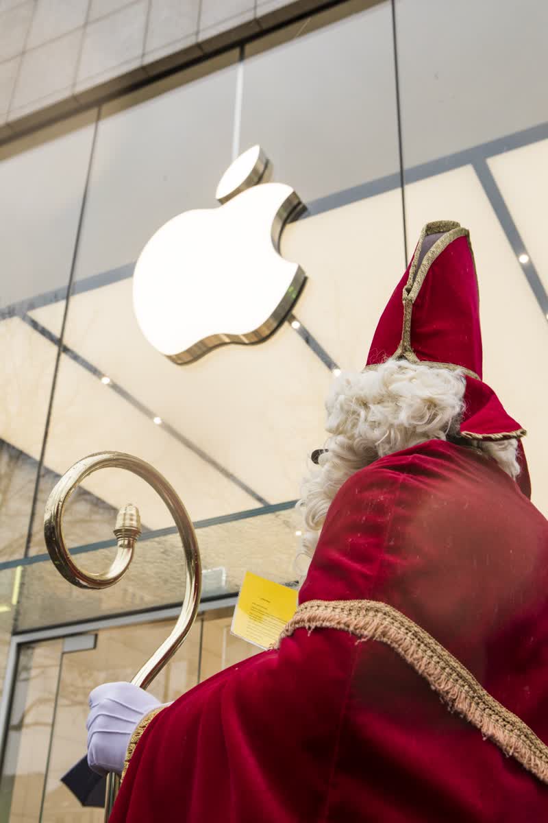 2019-12-06-bruxelles-apple-store-justice-fiscale-multinationales-cadeaux-saint-nicolas-_c_arnaud-ghy